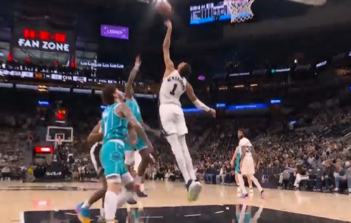 爱游戏正版平台-这么不信邪?迪亚巴特转身勾手被文班大帽 再强攻被干扰造成24秒